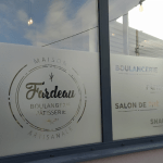 Photo d'un film dépoli avec lettrage