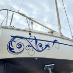 Photo d'un sticker ornemental personnalisé sur la coque d'un bateau