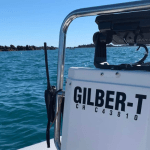 Photo d'un sticker de personnalisation sur un bateau