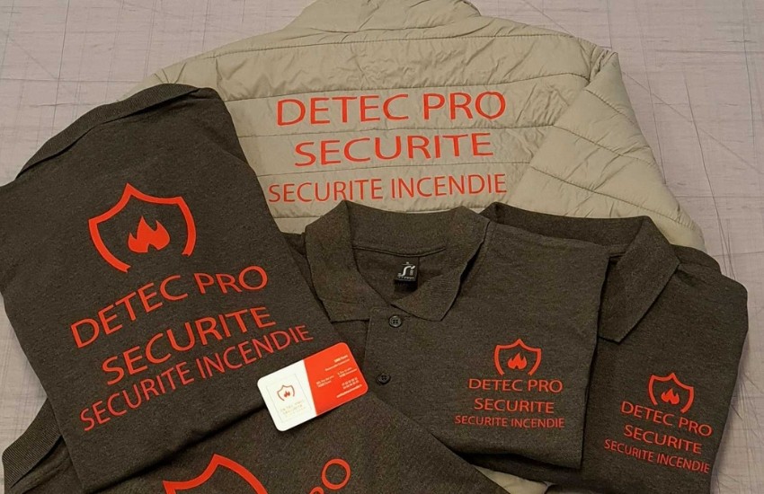 Photo de plusieurs vêtements avec marquage personnalisé