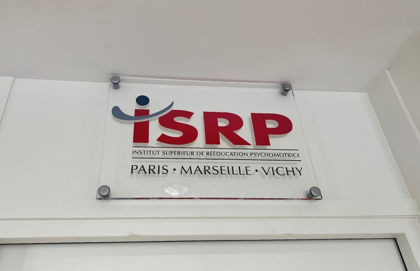 Photo d'une plaque avec logo du lieu