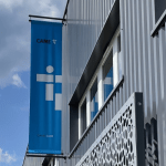 Photo d'un drapeau publicitaire sur façade