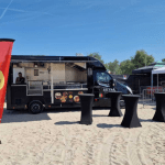 Photo d'un mât drapeau sur une plage