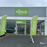 Photo de deux mâts drapeau devant une boutique
